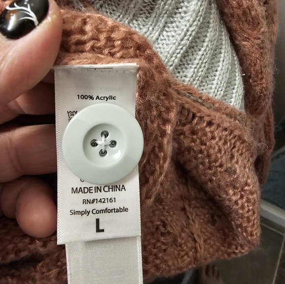 Rose gold and light green sweater. - Picture 6 of 6